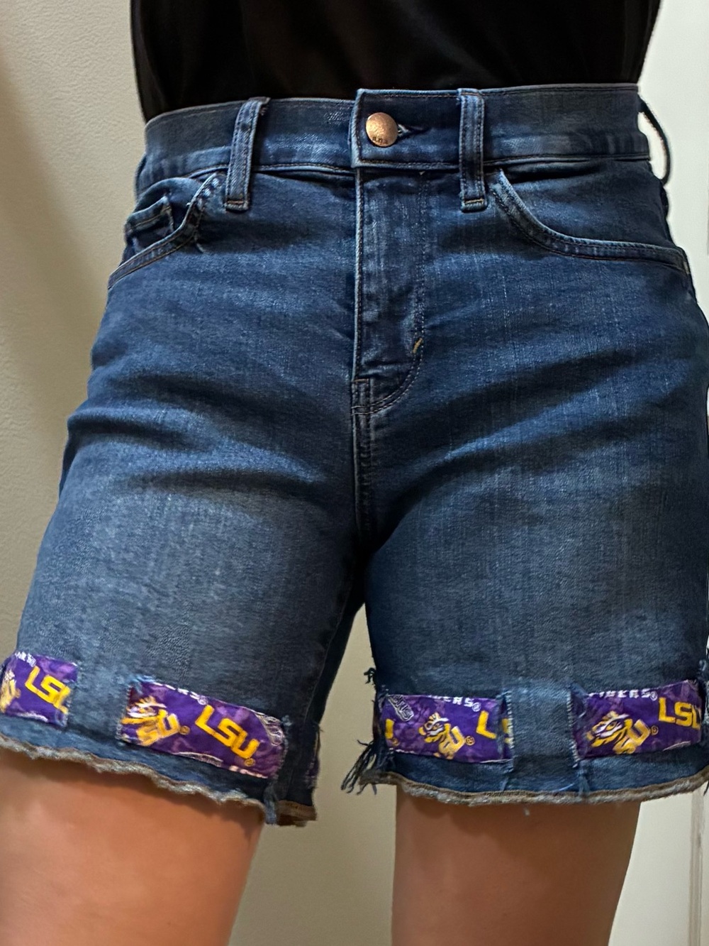 Women’s a.n.a Distressed LSU Tigers Detailed Blue Jean Shorts, 4P, W28